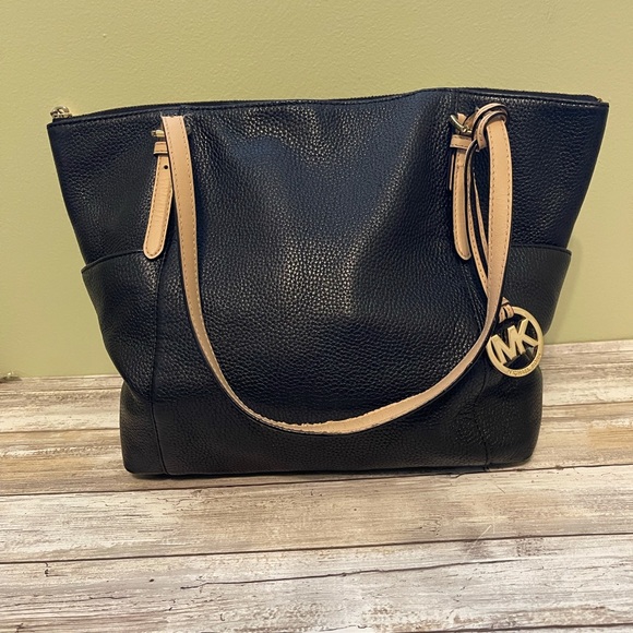Michael Kors Handbags - ❤️DEAL OF THE DAY❤️✨Michael Kors✨ Black Bag